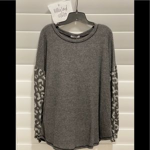 Veveret grey and leopard top NWOT 1x